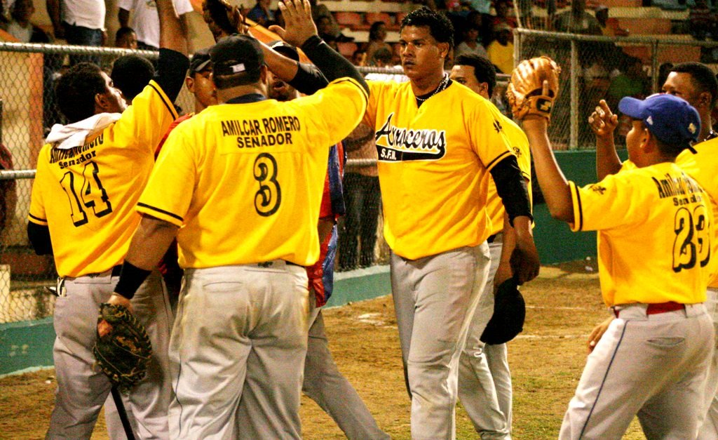 José Capellán celebra con sus compañeros de equipo de los Arroceros de San Francisco de Macorís